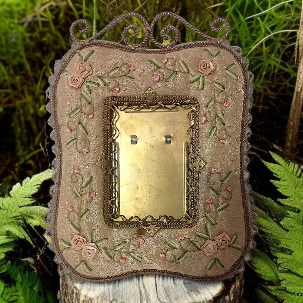 Vtg Victorian Embroidered Flower Picture Frame Photo Gold Lame'‎ Metal Mesh FLAW